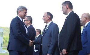 Zvanice i građani pristižu u Potočare: Pogledajte ko je sve stigao u Srebrenicu