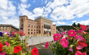 Počast za 8372 srebrenička cvijeta: U Vijećnici u Sarajevu odjekuju imena ubijenih u genocidu