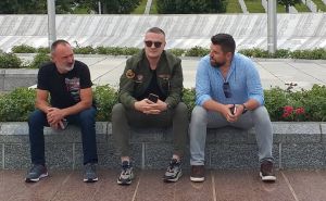 Vojin Mijatović poslao poruku iz Potočara: 'Sve puške su tuđe, sve su žrtve moje'
