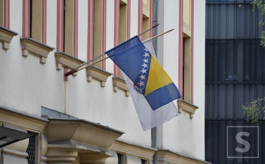 Zbog 11. jula: Zastave na pola koplja u Sarajevu