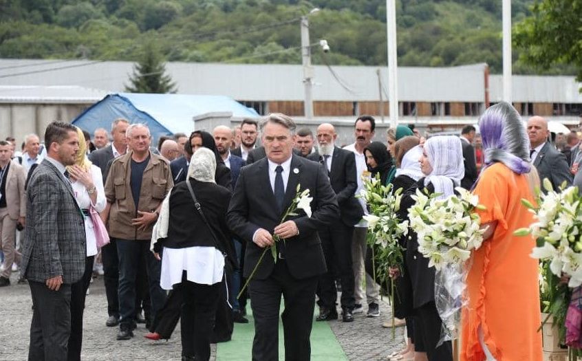 Komšić o govoru Abazovića: Ako stvarno misli ono što je rekao, nije ni trebao dolaziti u Srebrenicu