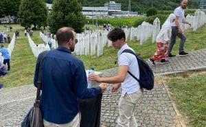 Svaka čast: Sarajevski studenti očistili Memorijalni centar Srebrenica – Potočari