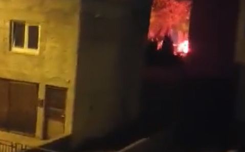 Haos u Mostaru: Huligani upali u naselje s palicama