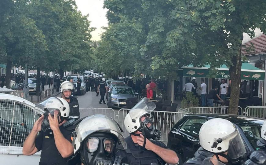 Sukob građana u Nikšiću, policija bacila suzavac