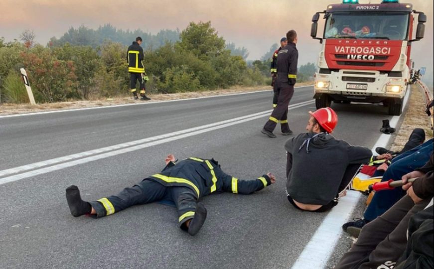 Slike od 1.000 riječi: Iscrpljeni vatrogasci pali od umora nakon gašenja požara