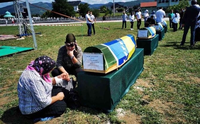 Posmrtni ostaci šesnaest žrtava spremni za ukop na kolektivnoj dženazi u Prijedoru