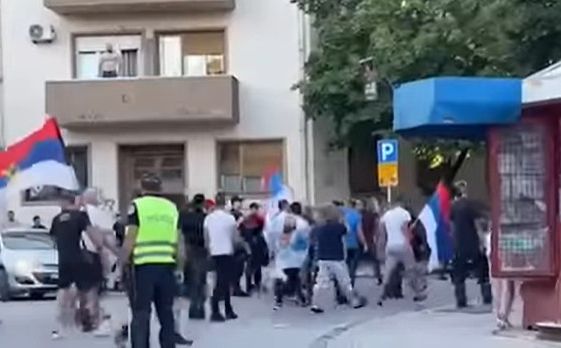 Sramotni skup u Nikšiću, trobojke i nacionalističke pjesme: "Leleču Turci, kukaju bule"