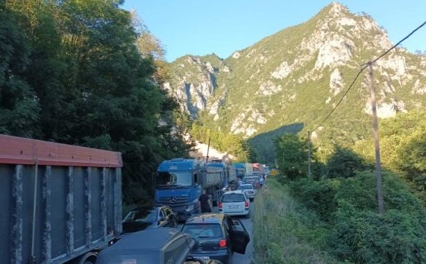 Kolaps na graničnom prijelazu između Srbije i Crne Gore: "Ne možemo mrdnuti, ostali smo bez vode"