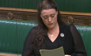 Suze u parlamentu Ujedinjenog Kraljevstva tokom rasprave o Srebrenici