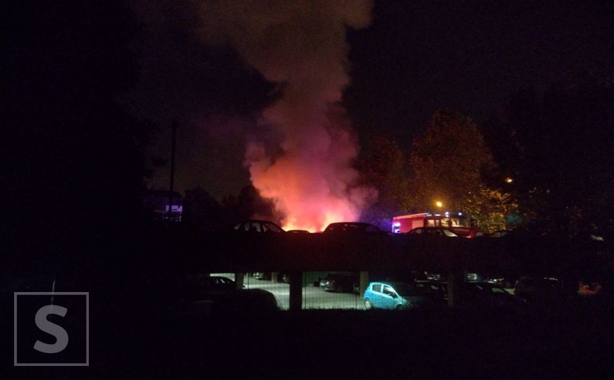 Još jedan požar u Sarajevu: Kasno sinoć gorjeli automobili na Dobrinji