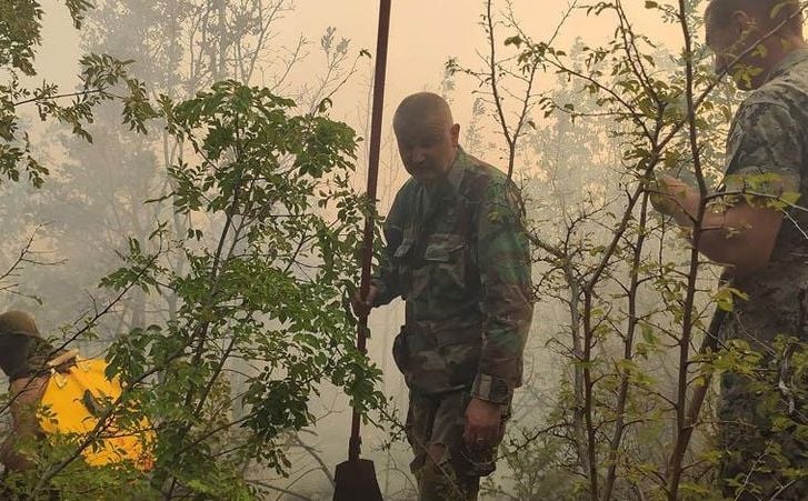 Drugi čovjek Oružanih snaga BiH general Ivica Jerkić sa svojim vojnicima gasi požar u Čitluku
