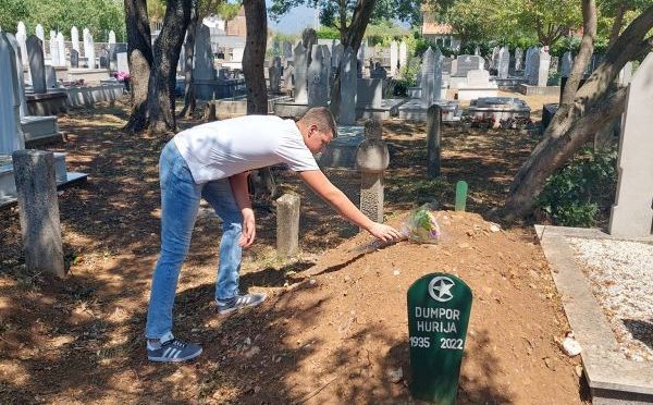 Otac mladića koji je stajao na mezaru rahmetli Hurije se izvinio. Položio cvijeće sa sinom