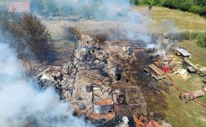 Požar na pomoćnom objektu zapalio komšijinu kuću kod Bosanske Gradiške