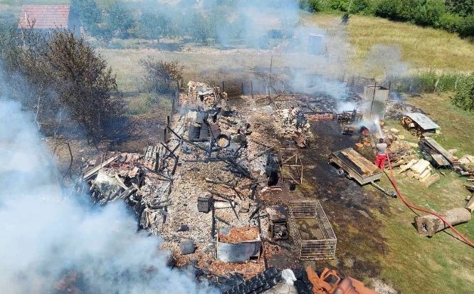 Požar na pomoćnom objektu zapalio komšijinu kuću kod Bosanske Gradiške