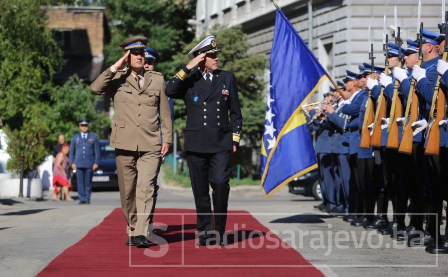Admiral NATO-a Rob Bauer stigao u BiH: Pogledajte fotografije sa svečanog dočeka