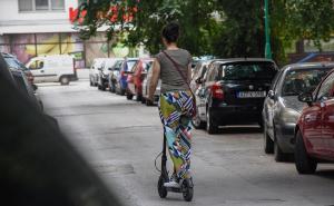Sarajevo: Policija kažnjava vozače električnih romobila koji voze trotoarom