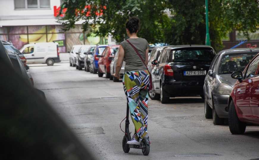 Sarajevo: Policija kažnjava vozače električnih romobila koji voze trotoarom