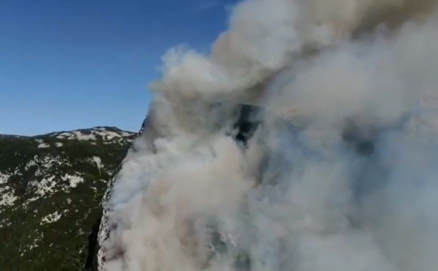Kanader iz Hrvatske gasi požar na Čvrsnici, apel građanima koji žele pomoći: "Mi smo se umorili"