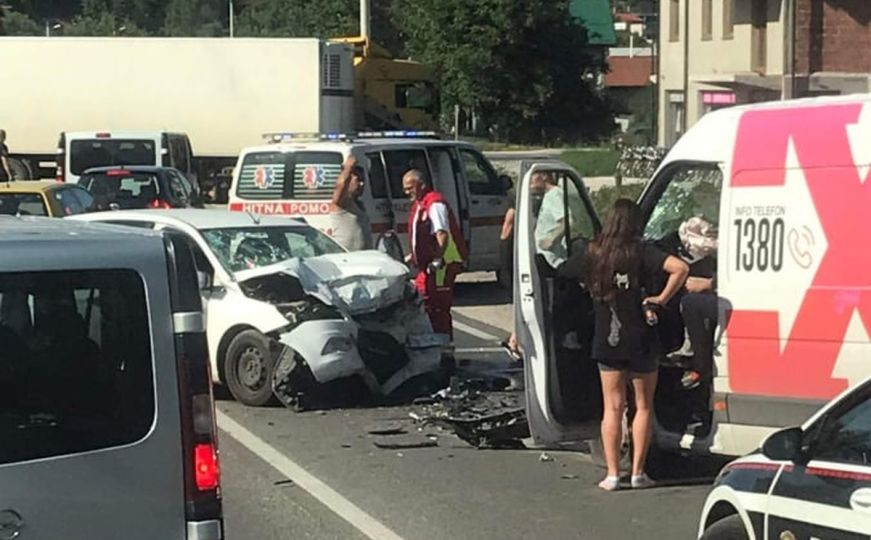 Teška saobraćajna nesreća kod Sarajeva: Tri osobe povrijeđene