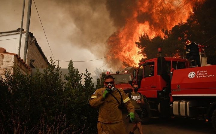 Bjesni požar kod Atine; Vatra guta kuće, evakuirana dječja bolnica