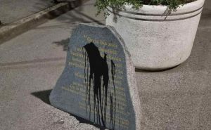 Sarajevo: Nepoznate osobe crnom farbom prefarbale ploče sa citatima Alije Izetbegovića