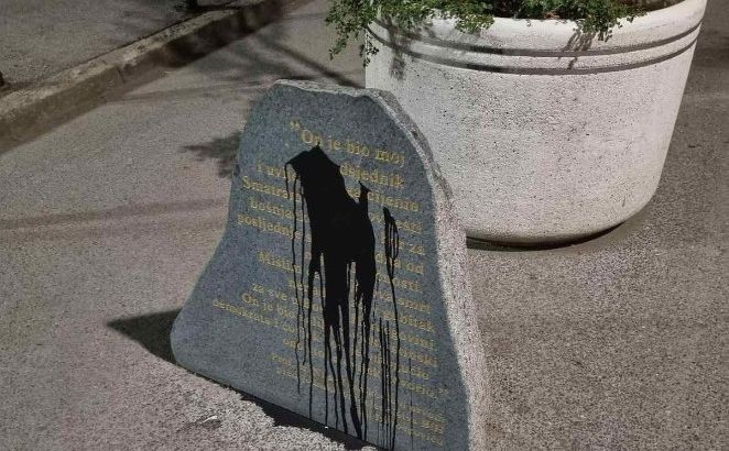 Sarajevo: Nepoznate osobe crnom farbom prefarbale ploče sa citatima Alije Izetbegovića