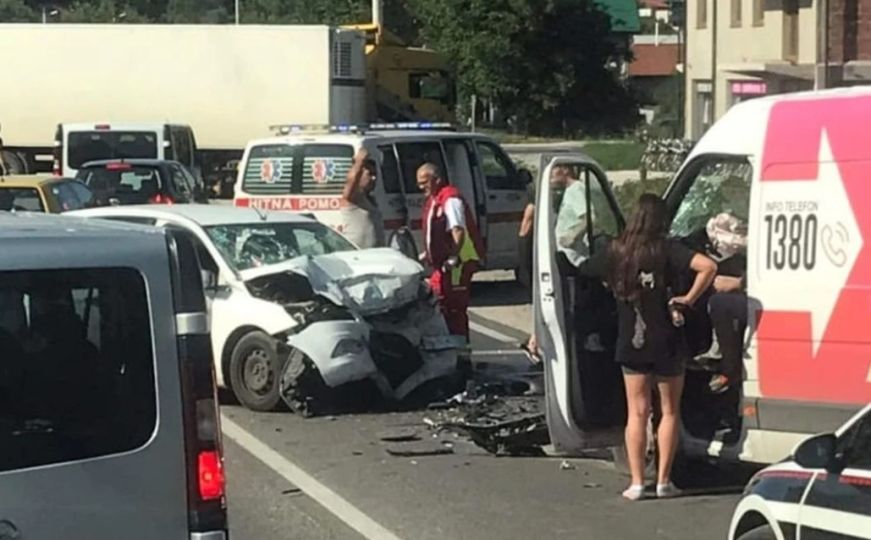 MUP KS o teškoj nesreći kod Sarajeva: Putnik iz vozila zadobio povrede opasne po život