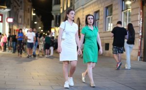 Toplo ljetno veče u Sarajevu: Građani šetaju, grad krcat