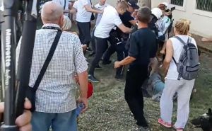 Scene sukoba policije i građana iz Srbije, novinari pitaju: "Ko su osobe u bijelim majicama?"