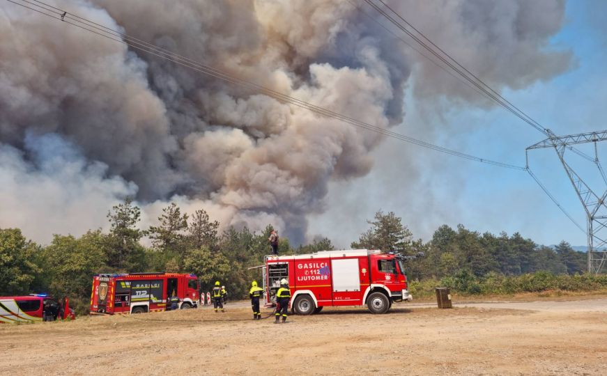 Vatra divlja u Sloveniji: Evakuiše se stanovništvo, više od 1.000 vatrogasaca na terenu