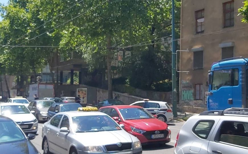 MUP KS o nesreći u centru Sarajeva: Pješak zadobio teške povrede opasne po život