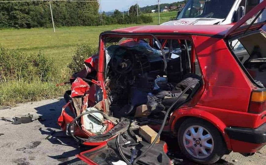 Stravična saobraćajna nesreća u Cazinu. Vozač ostao zarobljen, vatrogasci sjekli vozilo