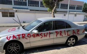 Mercedesom blokirao vatrogasni put u Trogiru. Građani mu išarali auto i zvali pauka
