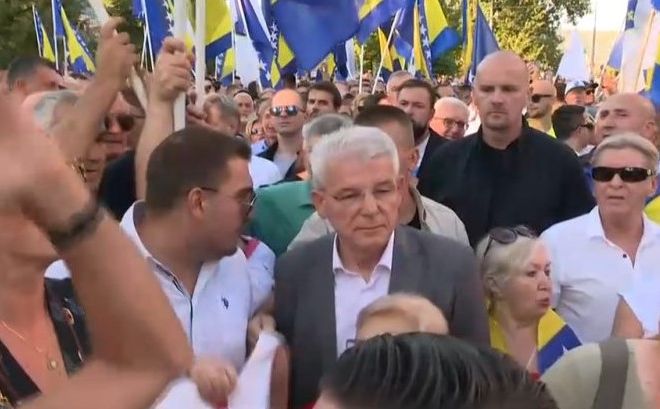 Džaferović nakon protivljenja da govori na protestima: Obraća vam se Predsjedavajući države BiH!