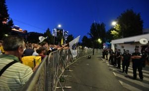 Građani ne žele otići sa protesta ispred OHR-a: "Ostajemo cijelu noć i nastavljamo sutra"