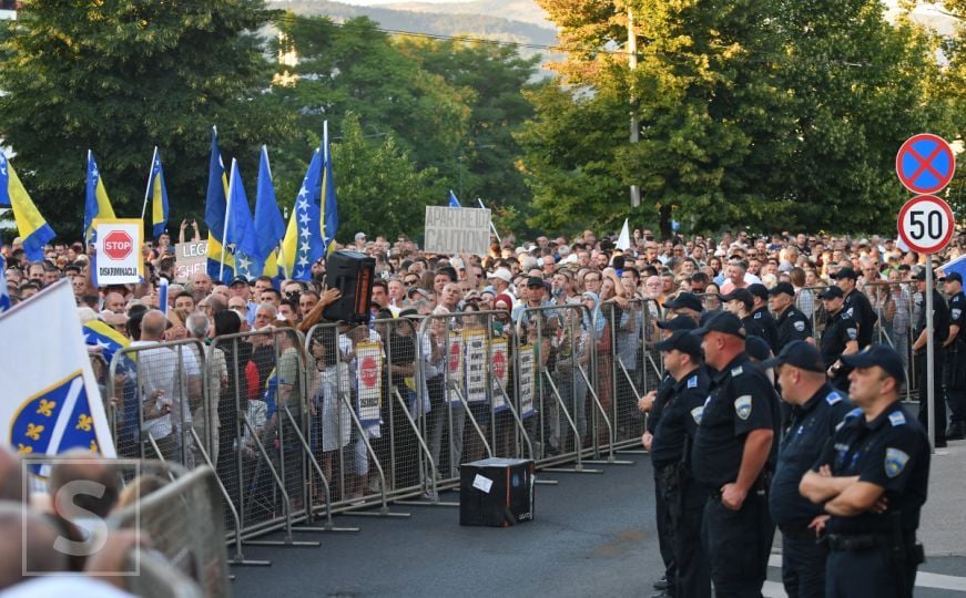 MUP se oglasio o protestima u Sarajevu: Poslali i poruku građanima koji su i dalje ispred OHR-a