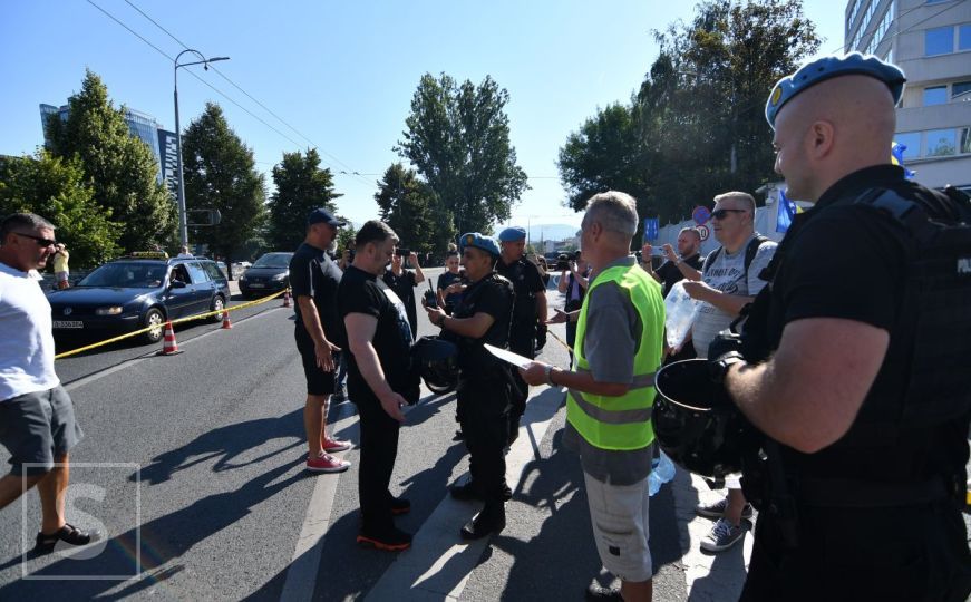 Sukob građana i policije na protestima ispred OHR-a: 'Koga vi dijelite, Čović nam razvaljuje državu'