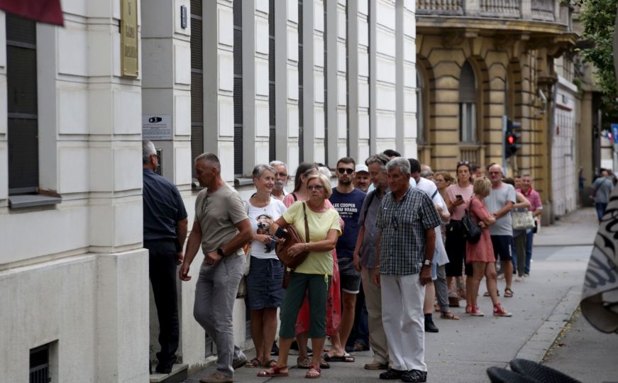 Ispred HNB-a u Zagrebu dugački red građana za kupovinu kovanice s motivom Pelješkog mosta