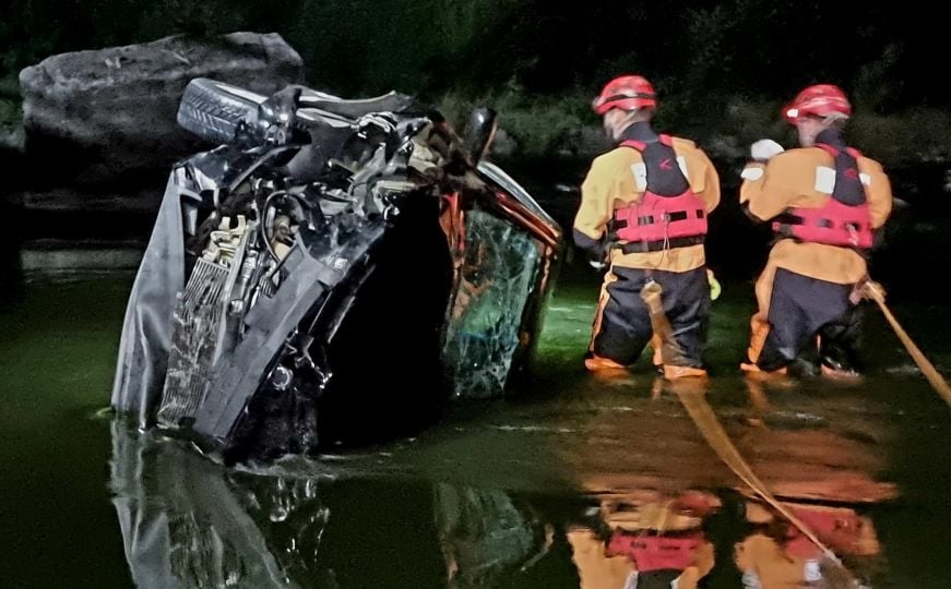 Noćna akcija spasioca kod Žepča: Vozilo završilo u rijeci Bosni