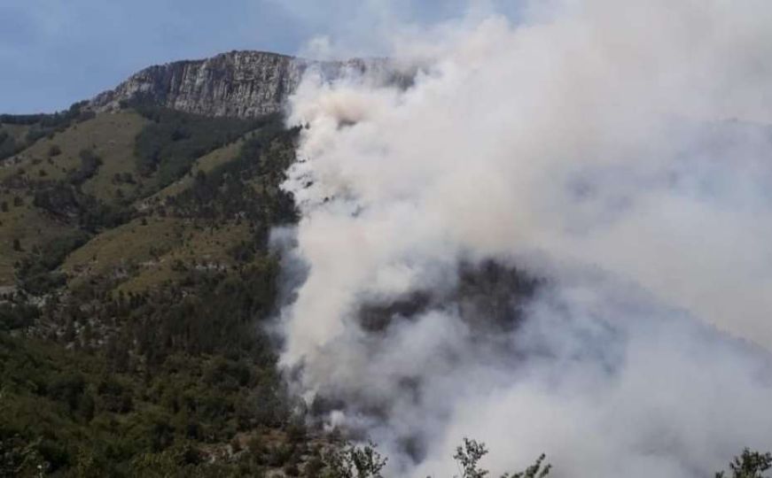 Veliki požar na Blidinju i dalje aktivan: Vatrogasci se nadaju kiši