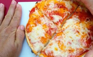 Ovo je veličina 'large' pizze na Braču: "Ako je ovo velika, kolika je mala?"