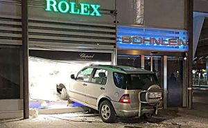 Srbijanac i Bosanac htjeli opljačkati zlataru u Njemačkoj - džip im se zaglavio u izlogu radnje