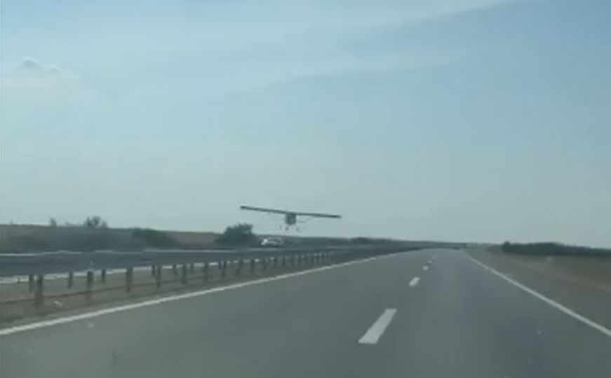 Jezivi snimak iz Srbije: Avion letio samo par metara iznad autoputa!