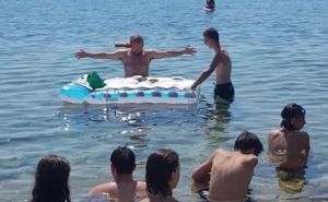 Svećenik držao misu u kupaćim gaćama u moru, dušek mu poslužio kao oltar