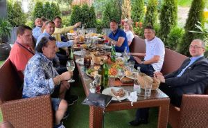 Nizozemci oduševljeni Sarajevom. Pogledajte šta je Sejo Brajlović poklonio direktorici AZ Alkmaara