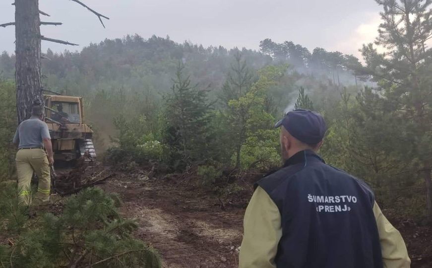 Požar u Konjicu još aktivan: Gori nepristupačan i miniran teren