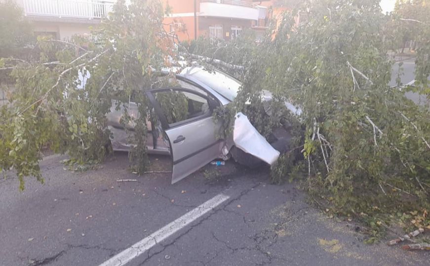 Teška nesreća na ulazu u Banja Luku: Golf udario u drvo, intervenirali i vatrogasci