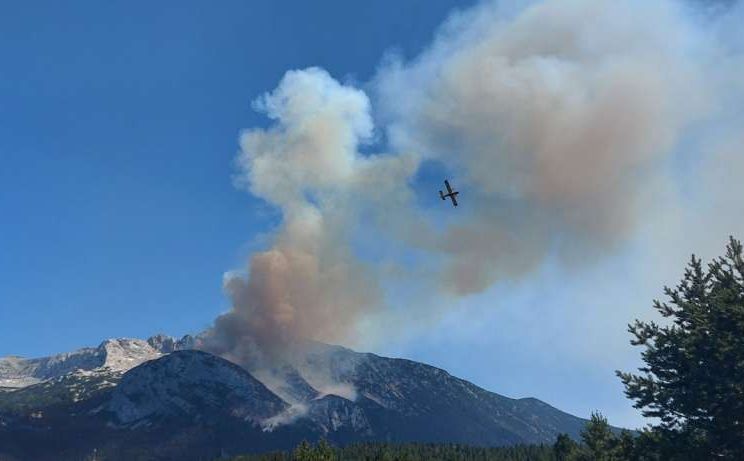 Na granici Crne Gore i BiH izbio požar, gasi ga Avio-helikopterska jedinica