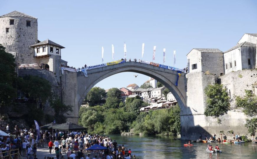 Hiljadu osoba pratilo tradicionalne skokove sa Starog mosta, pogledajte atmosferu