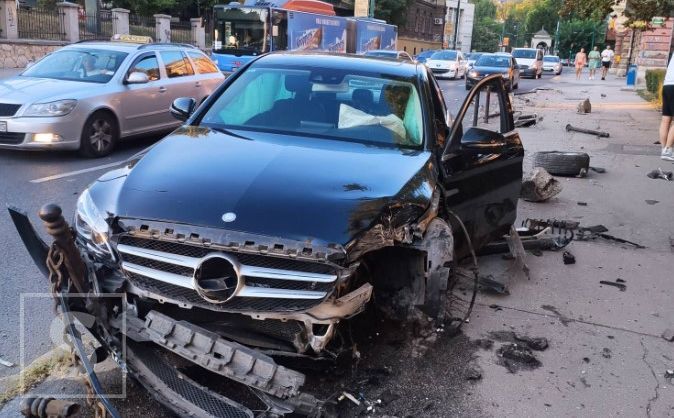 Udes u centru Sarajeva: Automobil smrskan, policija na terenu